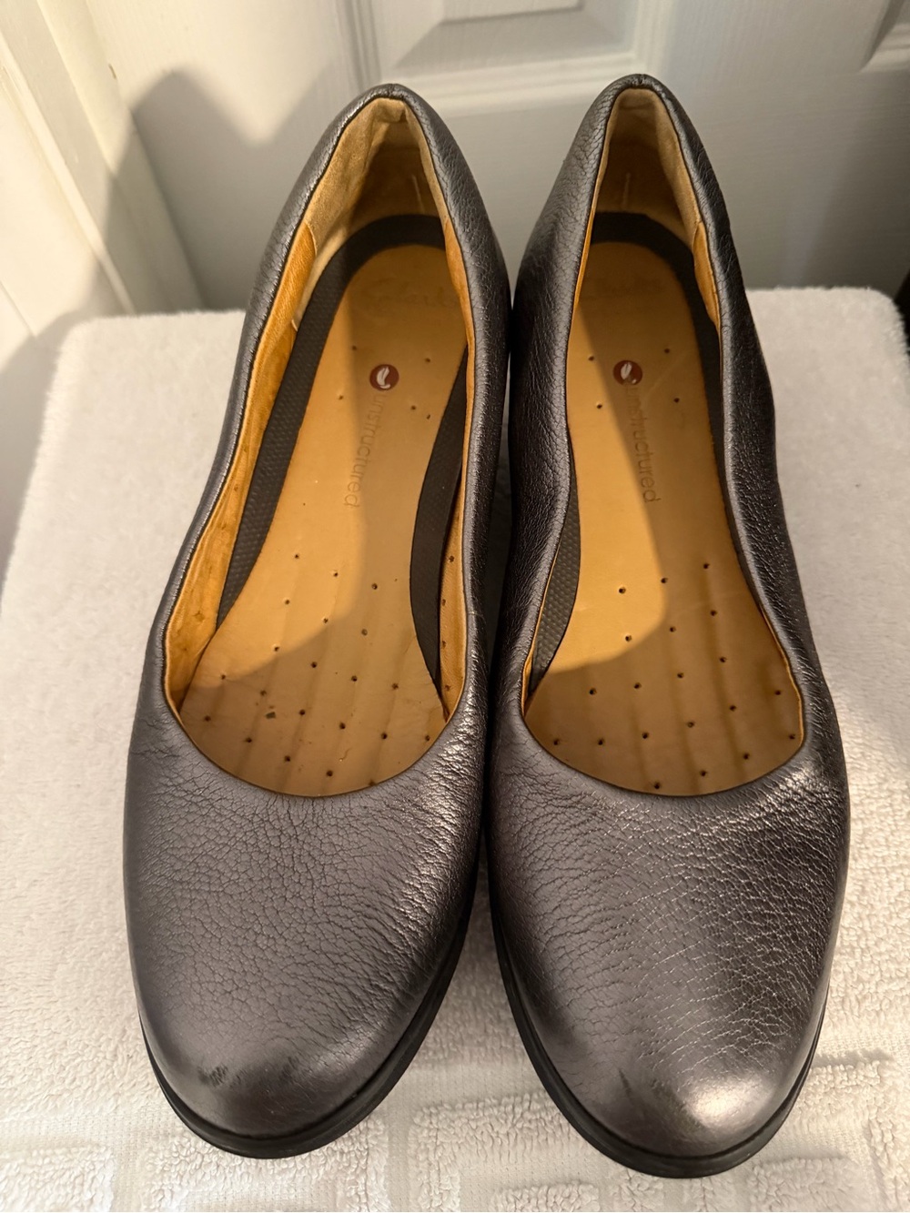 Clarks Black Leather Round-Toe Ballet Flats